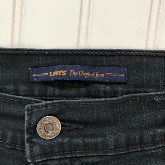 Levi’s Black Jeans with Detailing on the Back Pockets - Picture 4 of 10
